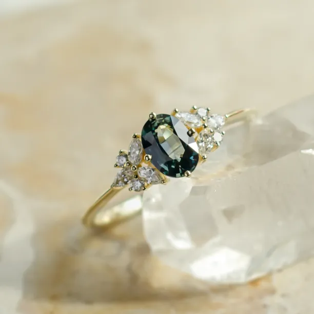 Detailní šikmý pohled na prsten HAZEL s modrozeleným safírem a diamanty
