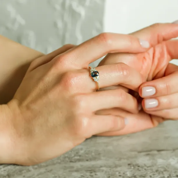 Prsten HAZEL s modrozeleným safírem a diamanty při nošení na ruce