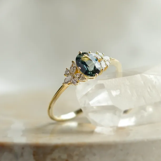 Šikmý detail modrozeleného safíru a diamantových shluků prstenu HAZEL