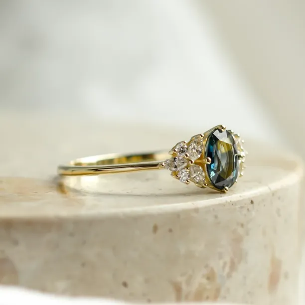Boční detail zlatého prstenu HAZEL s modrozeleným safírem a diamanty