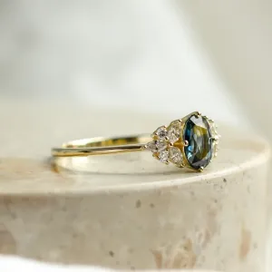 Boční detail zlatého prstenu HAZEL s modrozeleným safírem a diamanty