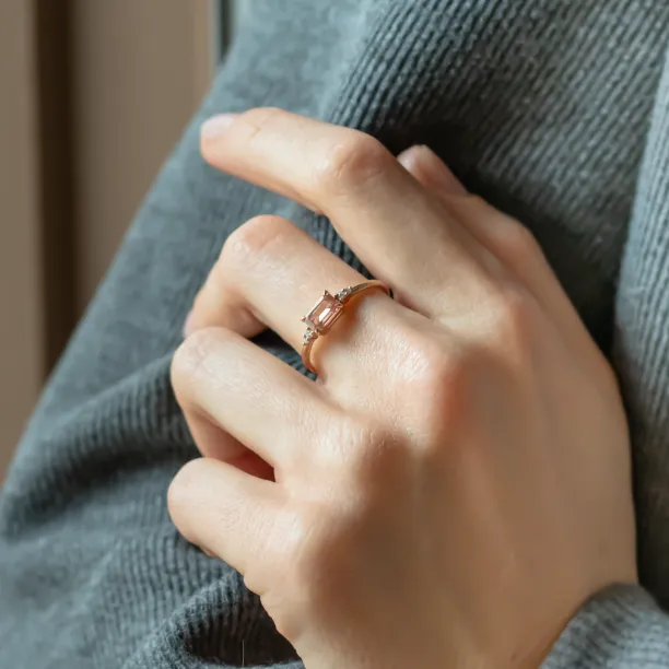 Zásnubní prsten ROSIE s růžovým lab grown diamantem na ruce