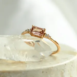 Šikmý pohled na osazení zásnubního prstenu ROSIE s růžovým lab grown diamantem