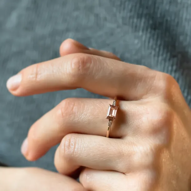 Zásnubní prsten ROSIE s růžovým lab grown diamantem na prstu