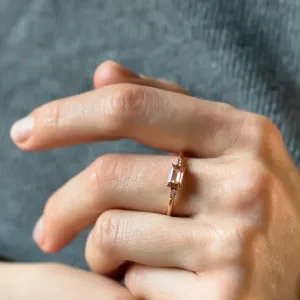 Zásnubní prsten ROSIE s růžovým lab grown diamantem na prstu