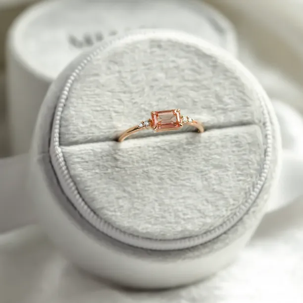 Detailní pohled na zásnubní prsten ROSIE s růžovým lab grown diamantem