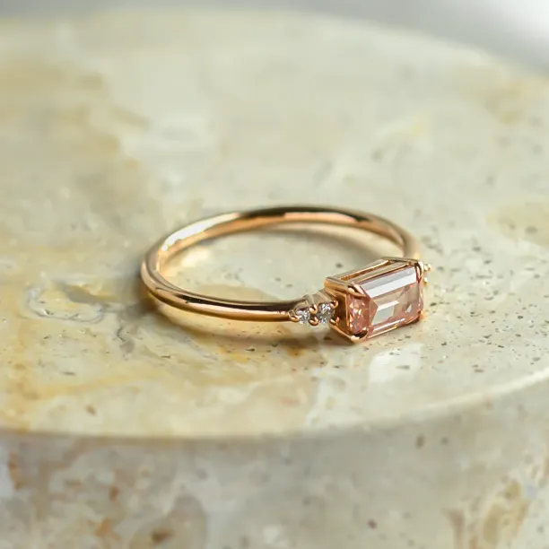 Šikmý pohled na zásnubní prsten ROSIE s bočními přírodními diamanty
