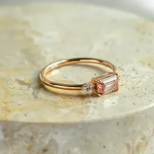 Šikmý pohled na zásnubní prsten ROSIE s bočními přírodními diamanty