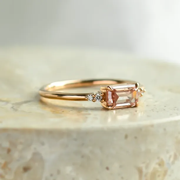 Boční detail zásnubního prstenu ROSIE s růžovým lab grown diamantem