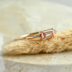 Detailní šikmý pohled na zásnubní prsten ROSIE a jeho diamantové osazení