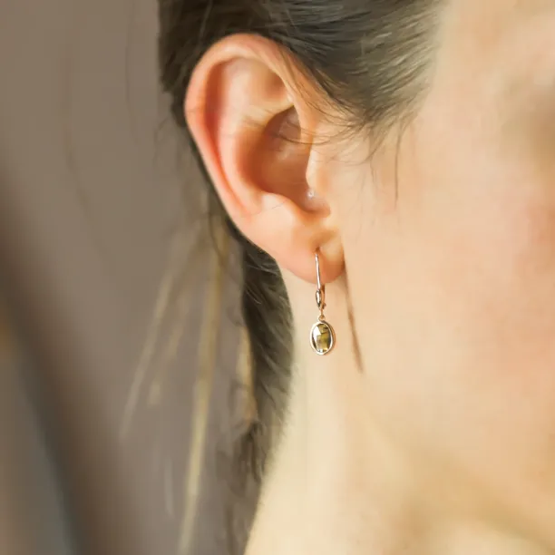 Náušnice MARY se salt and pepper diamantem nošená na uchu