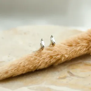 Detailní šikmý pohled na zlaté náušnice ANTO s diamanty ve tvaru markýz