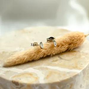 Boční pohled na zlaté náušnice ANTO s diamanty ve tvaru markýz a tyčinkami