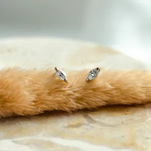 Minimalistické zlaté náušnice ANTO s diamanty ve tvaru markýz, zobrazené jako pár