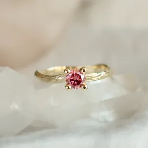 Detailní pohled na větvičkový zásnubní prsten ROWIK s růžovým laboratorním diamantem
