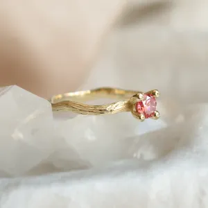 Boční detail větvičkového zásnubního prstenu ROWIK s růžovým laboratorním diamantem
