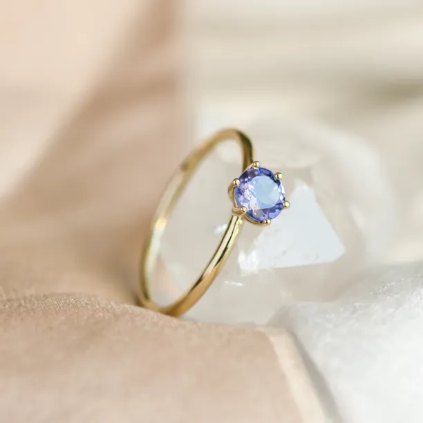 Angled close-up of the TANJA ring and round tanzanite