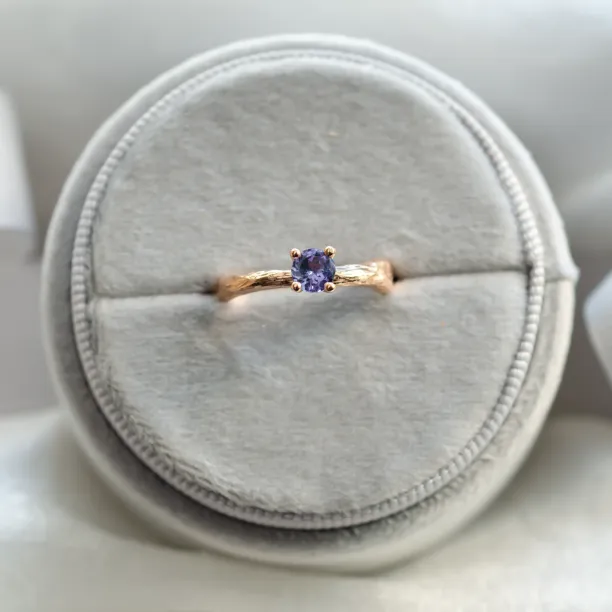 Top view of the DREMIS gold tree branch ring with tanzanite