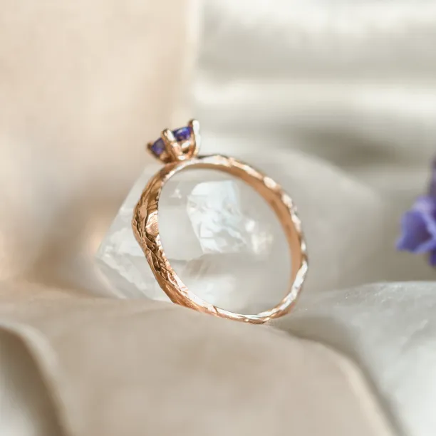 Side detail of the DREMIS gold ring showing the tanzanite setting