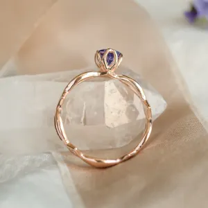 Detail zadní strany zlatého prstenu QUEENA s tanzanitem