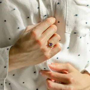 Vintage prsten BRIGHT s tanzanitem a diamanty na ruce