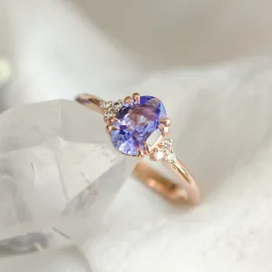 Detailní šikmý pohled na vintage prsten BRIGHT s tanzanitem a diamanty