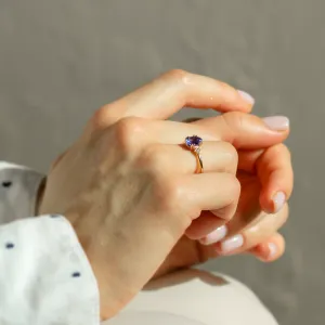 Vintage prsten BRIGHT s tanzanitem a diamanty nasazený na prstu