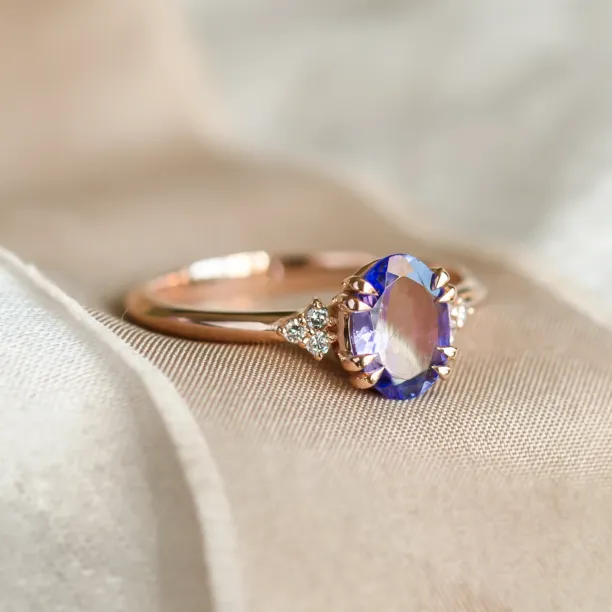 Detailní pohled na tanzanitové a diamantové osazení prstenu BRIGHT
