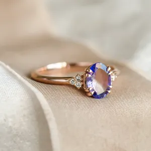 Detailní pohled na tanzanitové a diamantové osazení prstenu BRIGHT