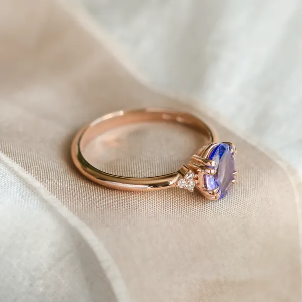 Boční pohled na vintage prsten BRIGHT s tanzanitem a diamanty