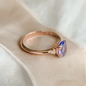 Boční pohled na vintage prsten BRIGHT s tanzanitem a diamanty