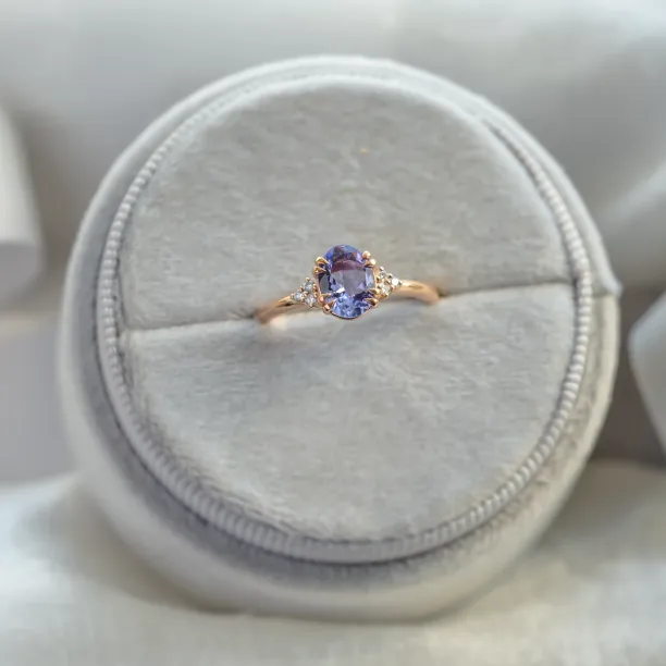 Vintage prsten BRIGHT s tanzanitem a diamanty z pohledu shora