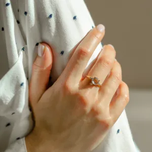 Close-up of the SYDNEY gold ring with a lab grown diamond worn on a hand