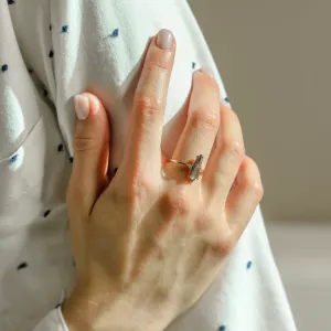 Prsten GOTH s laboratorním salt and pepper diamantem na prstu