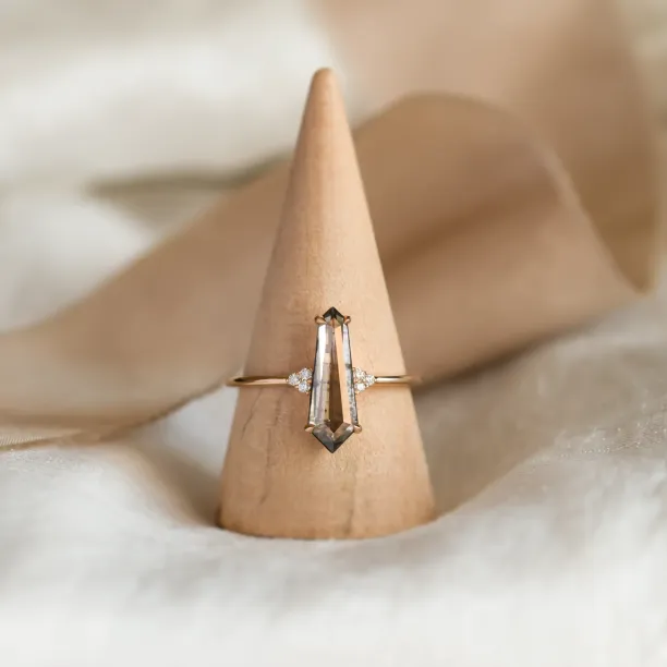 Prsten GOTH s podlouhlým laboratorním salt and pepper diamantem ve vzpřímené poloze