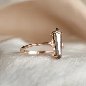 Boční pohled na prsten GOTH s klasickými diamanty
