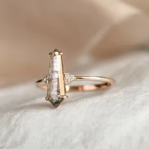 Detailní šikmý pohled na prsten GOTH s laboratorním salt and pepper diamantem a klasickými diamanty