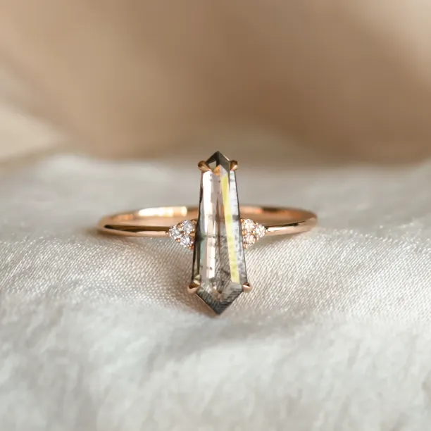 Prsten GOTH s laboratorním salt and pepper diamantem a klasickými diamanty