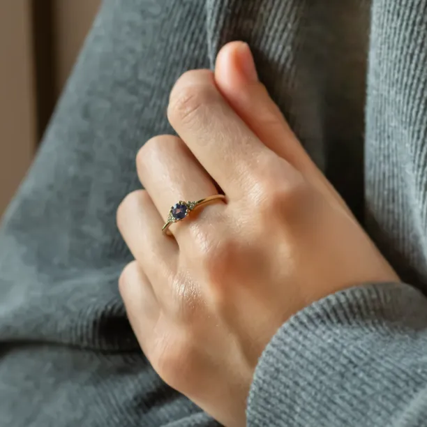 Zlatý prsten s tanzanitem a přírodními diamanty na ruce
