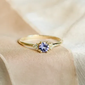 Šikmý pohled na zlatý prsten s tanzanitem a přírodními diamanty