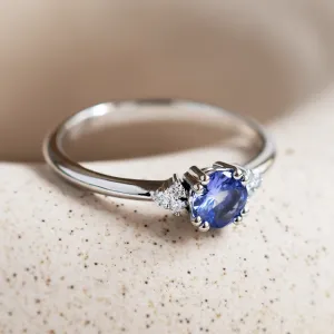 Detailní šikmý pohled na zlatý prsten s tanzanitem a přírodními diamanty