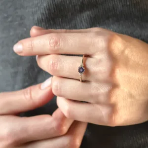 Zlatý prsten s tanzanitem a přírodními diamanty MONNYS na ruce