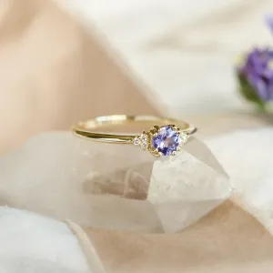 Zlatý prsten MONNYS s tanzanitem a přírodními diamanty v šikmém pohledu