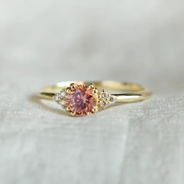 Zlatý prsten s růžovým lab grown diamantem a přírodními diamanty MONNYX Image