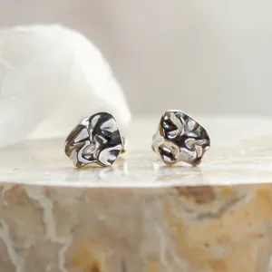 Close-up of CHÉRIE white gold heart-shaped earrings