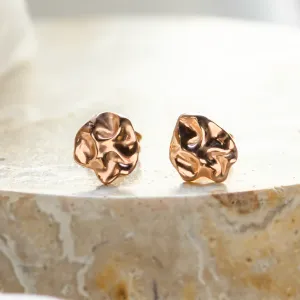 Close-up of CHÉRIE rose gold heart-shaped earrings