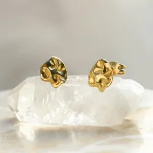 Angled view of CHÉRIE yellow gold heart-shaped earrings