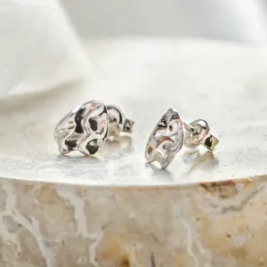 Close-up of CHÉRIE gold heart-shaped earrings