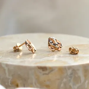 Angled view of CHÉRIE gold heart-shaped earrings showing their backs