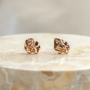 Front view of CHÉRIE gold heart-shaped earrings